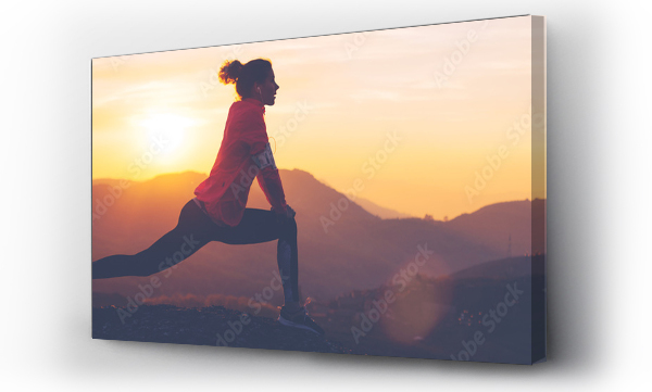 Wizualizacja Obrazu : #355702848 Sylwetka atletyczna dziewczyna robi rozciąganie po wielkim joggingu w górach przy zachodzie słońca. Sportowe obcisłe ubrania.