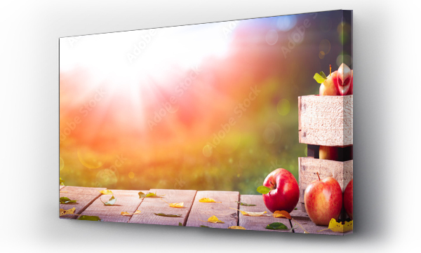 Wizualizacja Obrazu : #361205955 Jabłka w drewnianych skrzynkach na stole przy zachodzie słońca - Jesień i koncepcja zbiorów