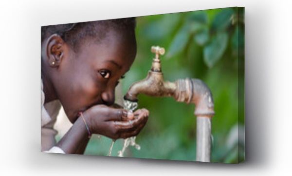 Wizualizacja Obrazu : #363716972 Zbliżenie na dziewczynę pijącą wodę z kranu