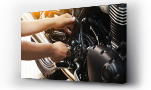 mechanik trzyma klucz sześciokątny pracując na motocyklu w warsztacie motocyklowym, koncepcja konserwacji i naprawy motocykla.selektywna koncentracja