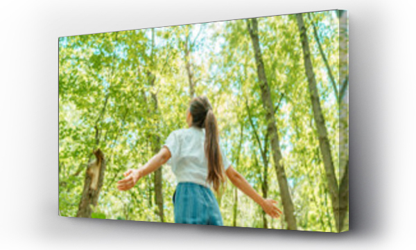 Wizualizacja Obrazu : #373586987 Wolna kobieta oddychająca czystym powietrzem w lesie przyrody. Szczęśliwa dziewczyna z tyłu z otwartymi ramionami w szczęściu. Świeże lasy na zewnątrz, wellness zdrowego stylu życia koncepcji.