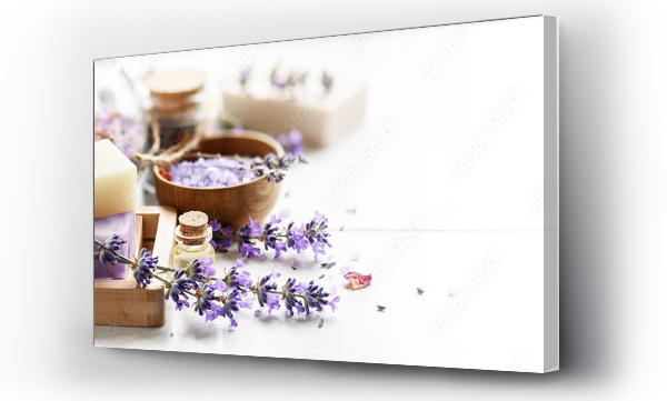 Wizualizacja Obrazu : #377912380 Lawendowe mydełka i produkty Spa z kwiatami lawendy na białym stole.