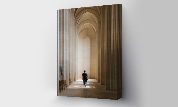 Wizualizacja Obrazu : #378508928 Młody mężczyzna idący wzdłuż krużganka, Kościół Grundtvigs, Kopenhaga, Dania