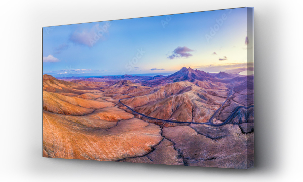 Wizualizacja Obrazu : #382244524 Górska droga przecinająca wulkaniczny krajobraz w pobliżu astronomicznego punktu widokowego Sicasumbre, Fuerteventura, Wyspy Kanaryjskie, Hiszpania, Atlantyk