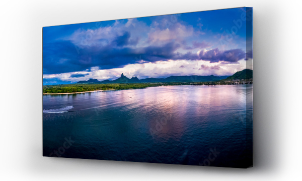 Mauritius, Black River, Flic-en-Flac, panorama z helikoptera na Ocean Indyjski o zmierzchu z wyspą w tle