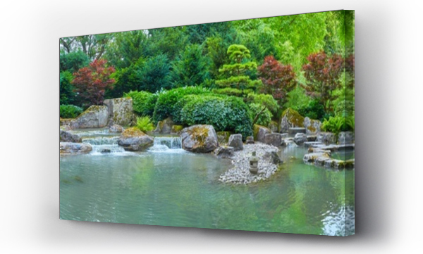 Piękny ogród japoński z oczkiem wodnym i chatką, w formacie panoramy