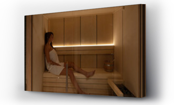 Młoda kobieta siedząca w saunie w sanatorium