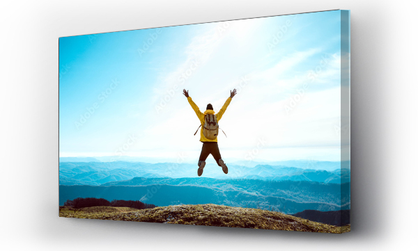 Wizualizacja Obrazu : #411756468 Szczęśliwy człowiek z otwartymi ramionami skacze na szczycie góry - Hiker z plecakiem świętowanie sukcesu na zewnątrz - Ludzie, sukces i sport pojęcie