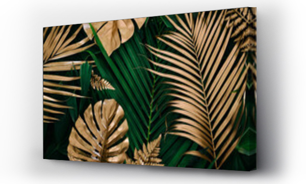 Twórcze tło przyrody. Złote i zielone tropikalne Monstera i liście palmowe. Minimalne lato abstrakcyjne dżungli lub lasu wzór.