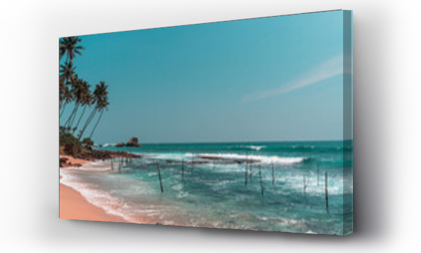 Wizualizacja Obrazu : #415847954 Tropikalna pla?a z palmami, niebieski ocean z falami oraz kije rybackie.