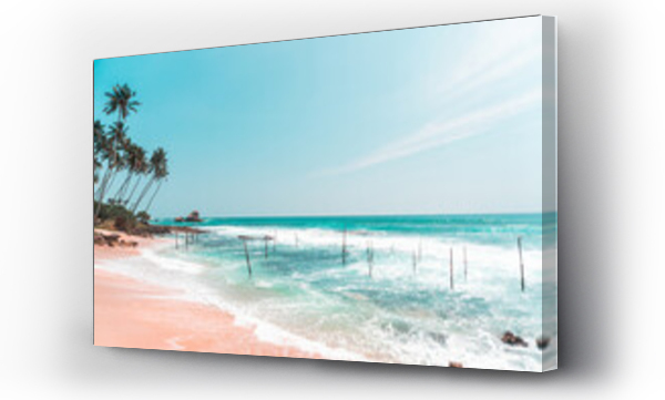 Wizualizacja Obrazu : #415848603 Tropikalna pla?a z palmami, niebieski ocean z falami oraz kije rybackie.