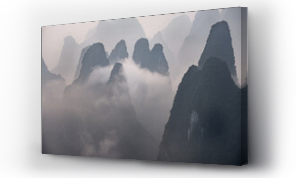 Wizualizacja Obrazu : #426075243 Mglisty poranek z mgłą i niskimi chmurami na szczytach nad rzeką Li, Guangxi, Chiny