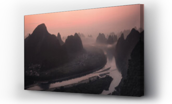 Różowy wschód słońca nad rzeką Li i słynne góry Yangshuo, Yangshuo, Guangxi, Chiny