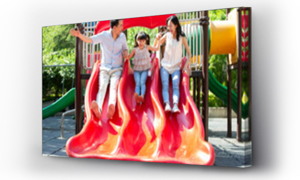 Wizualizacja Obrazu : #427186154 Szczęśliwa młoda rodzina bawiąca się w parku rozrywki