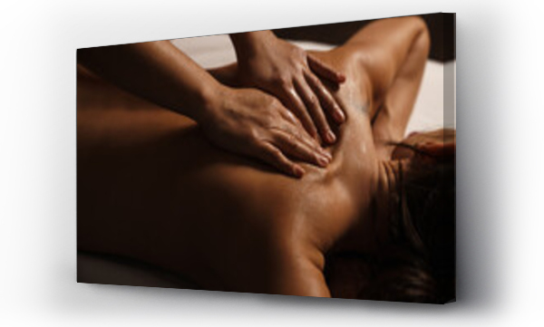 Wizualizacja Obrazu : #428772238 Ręce masujące kobiece plecy w salonie spa