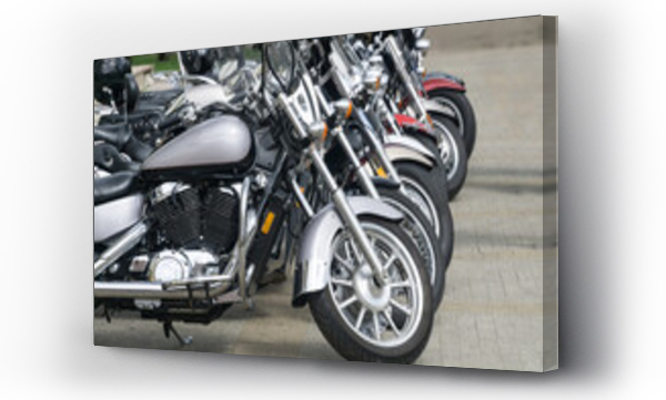 Wizualizacja Obrazu : #429990676 Motocykle zaparkowane na parkingu dla motocykli. Zbliżenie na przednie koło motocykla.
