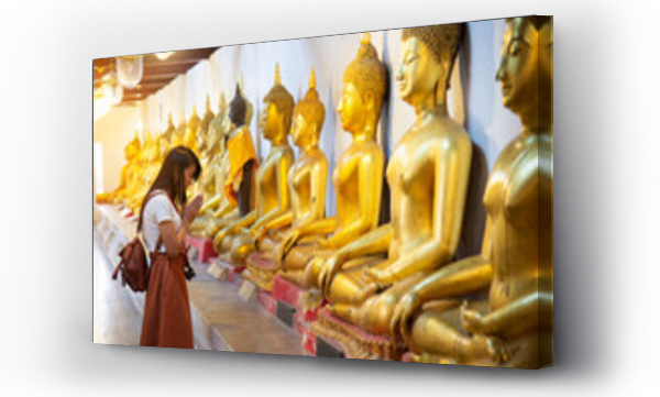 Wizualizacja Obrazu : #430778686 Szczęśliwa Azjatka modląca się z Buddą w świątyni