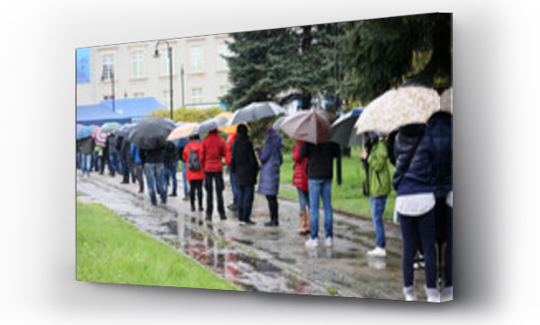 Wizualizacja Obrazu : #431487287 Ludzie pod parasolami czekaj? w kolejce do mobilnego punktu szczepie? we Wroc?awiu.
