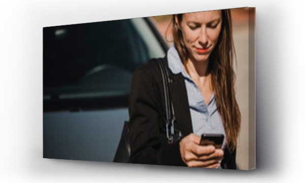 Wizualizacja Obrazu : #431953258 Uśmiechnięta bizneswoman z torebką i telefonem komórkowym na tle samochodu w słoneczny dzień