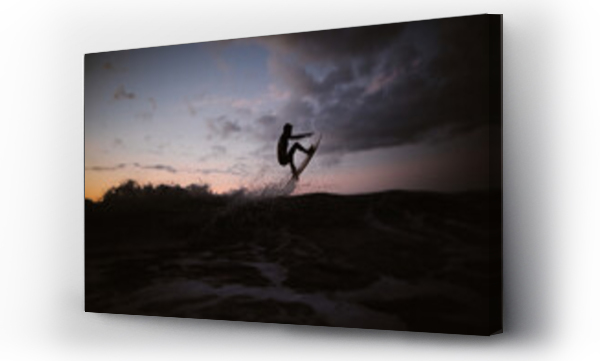 Wizualizacja Obrazu : #437034896 Nierozpoznawalny sportowiec uprawiający surfing na fali oceanu przy zachodzie słońca
