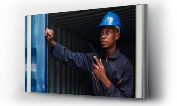 czarny afrykańczyk amarican człowiek pracownik pracy kontroli załadunku kontenerów towarowych w komercyjnym doku żeglugowym. cargo cargo dock i import eksport logistyka koncepcja.