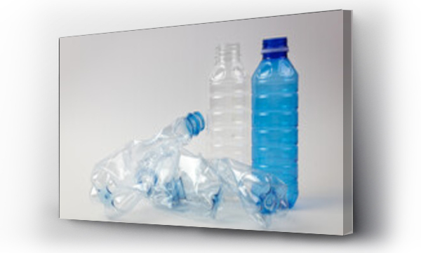 Wizualizacja Obrazu : #438560806 Plastikowe butelki na jasnym tle. Odpady z tworzywa sztucznego.