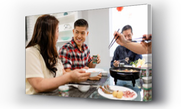 Wizualizacja Obrazu : #439387433 Azjatycka rodzina cieszy się wspólnym posiłkiem