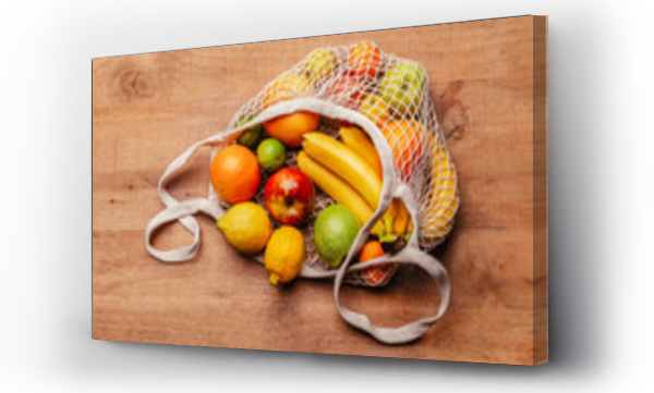 Wizualizacja Obrazu : #440156433 Bawełniana torba siatkowa wielokrotnego użytku ze świeżymi owocami leżąca na drewnianym stole