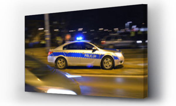 Wizualizacja Obrazu : #440946116 Policjanci ruchu drogowego w mie?cie na patrolu.