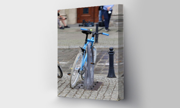 Wizualizacja Obrazu : #441810761 Stare rowery zaparkowane na stojaku w mie?cie.