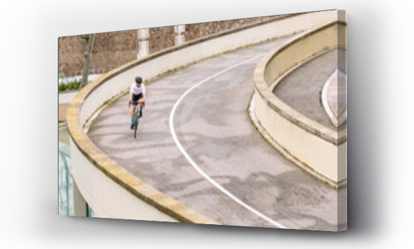 Wizualizacja Obrazu : #442739067 Rowerzysta jadący na rowerze po falistej drodze w mieście