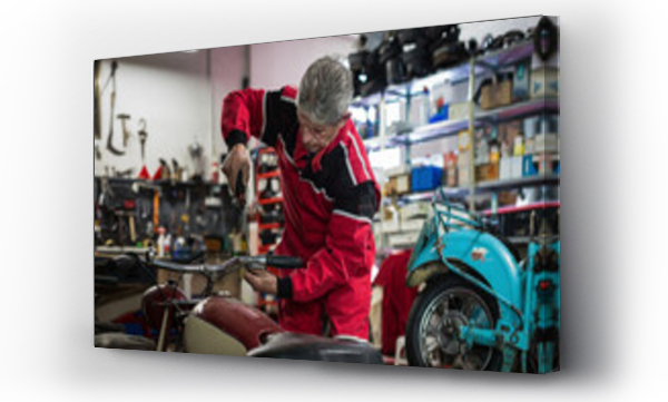 Wizualizacja Obrazu : #442946030 Professional mechanic fixing handlebar of motorcycle