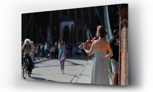 Wizualizacja Obrazu : #457759698 Pi?kna moda dziewczyna, skrzypaczka gra na skrzypcach na mo?cie we Wroc?awiu.