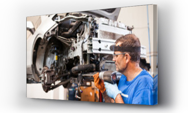 Wizualizacja Obrazu : #459710810 Master repairing automobile in workshop