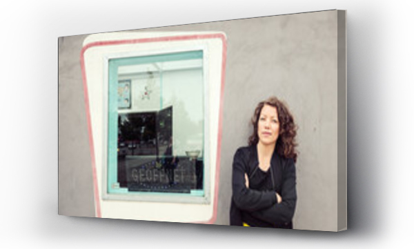 Wizualizacja Obrazu : #462746242 Portrait of brunette woman next to a window of a retro bistro