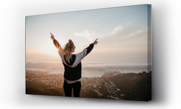 Wizualizacja Obrazu : #462784320 South Africa, Cape Town, Kloof Nek, happy woman enjoying the view at sunset