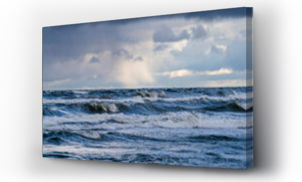 Wizualizacja Obrazu : #474783250 Pi?kny widok wzburzonego morza na tle promieni 
 s?o?ca przebijaj?cych si? przez ci??kie chmury (Morze Ba?tyckie)