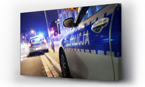 Wizualizacja Obrazu : #475200672 Polscy policjanci i ich pojazdy podczas wieczornej s?u?by w mie?cie. 