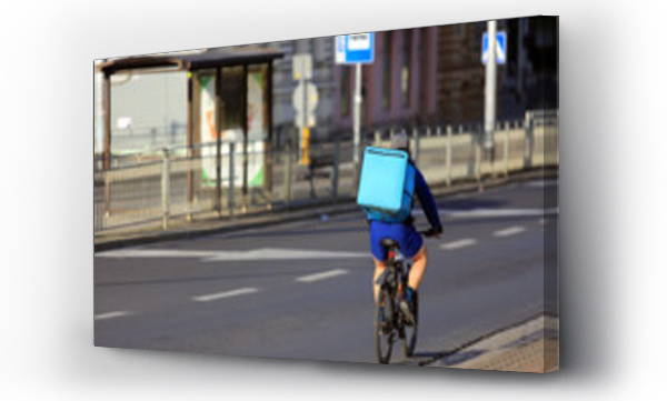 Wizualizacja Obrazu : #477194517 Kurier na rowerze, dostarcza jedzenie na ulicach miasta.	