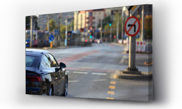 Wizualizacja Obrazu : #481693844 Samochody osobowe na skrzy?owaniu w centrum Wroc?awia.