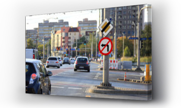 Wizualizacja Obrazu : #481693850 Samochody osobowe na skrzy?owaniu w centrum Wroc?awia.