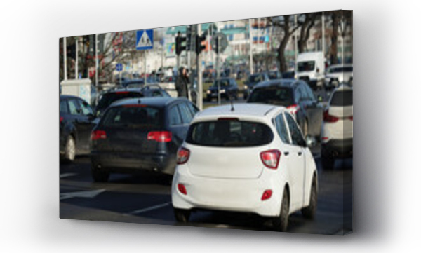 Wizualizacja Obrazu : #482731793 Ruch drogowy z pieszymi na pasach i samochody. 