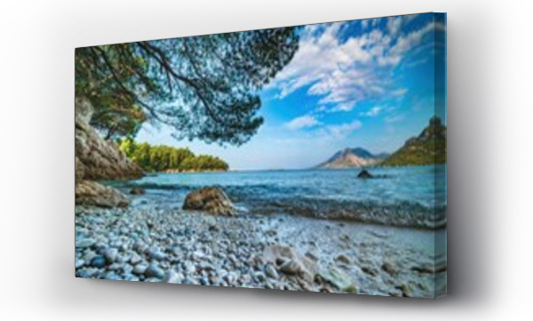 Wizualizacja Obrazu : #483804315 Wybrze?e i morze Chorwacji z kamienn? pla?? i niebieskim niebem z bia?ymi chmurami
