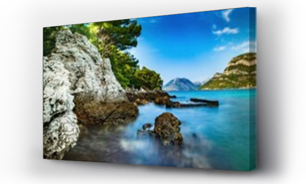 Wizualizacja Obrazu : #483804444 Wybrze?e i morze Chorwacji z kamienn? pla?? i niebieskim niebem z bia?ymi chmurami