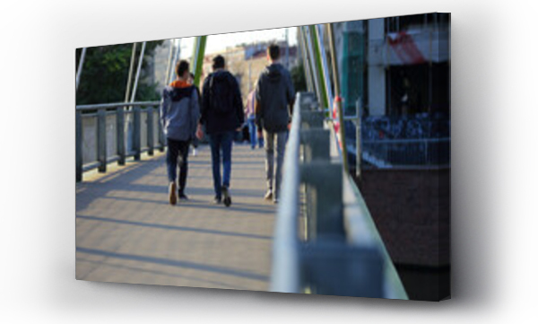Wizualizacja Obrazu : #485134962 M??czy?ni id? przez most we Wroc?awiu.