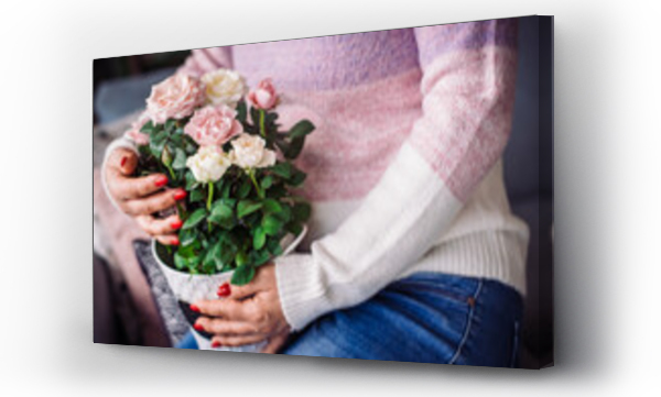 Wizualizacja Obrazu : #491111089 Kwiaty na dzie? matki. Szcz??liwa mama dostaje kwiaty od swoich dzieci w dniu swojego ?wi?ta