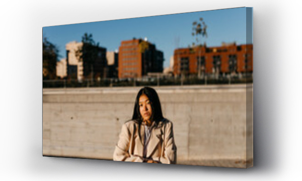 Wizualizacja Obrazu : #518392665 Serious Asian female millennial standing on city square
