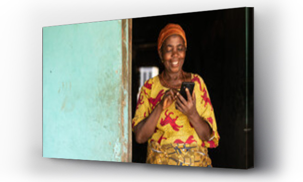 Wizualizacja Obrazu : #525848316 happy elderly african woman using her phone