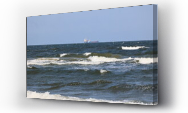 Wizualizacja Obrazu : #529243701 Widok na wzburzone morze z falami i falochronami