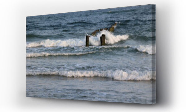 Wizualizacja Obrazu : #529250093 Widok na wzburzone morze z falami i falochronami